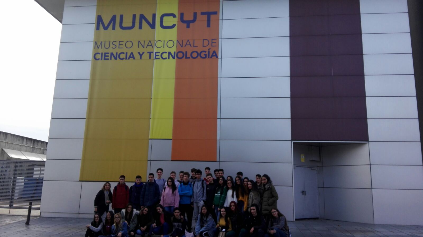Alumnos a las puertas del Muncyt