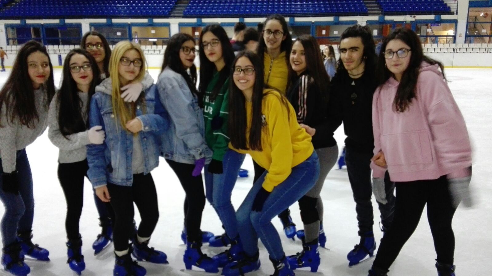 Alumnos muy sonrientes en el Palacio de Hielo, antes de empezar a patinar.