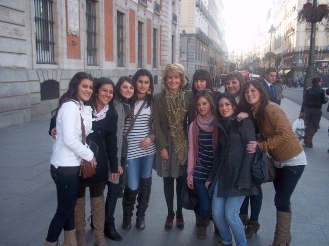 Alumnas con la Presidenta de la Comunidad de Madrid
