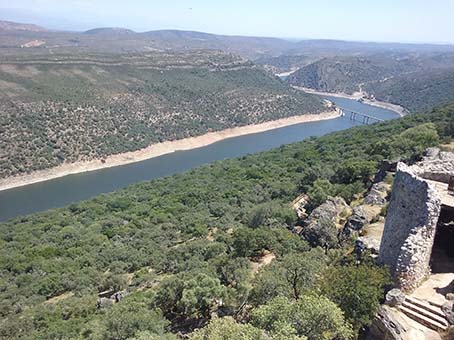 vistas de las zonas de solana y umbría desde el castillo y río ok