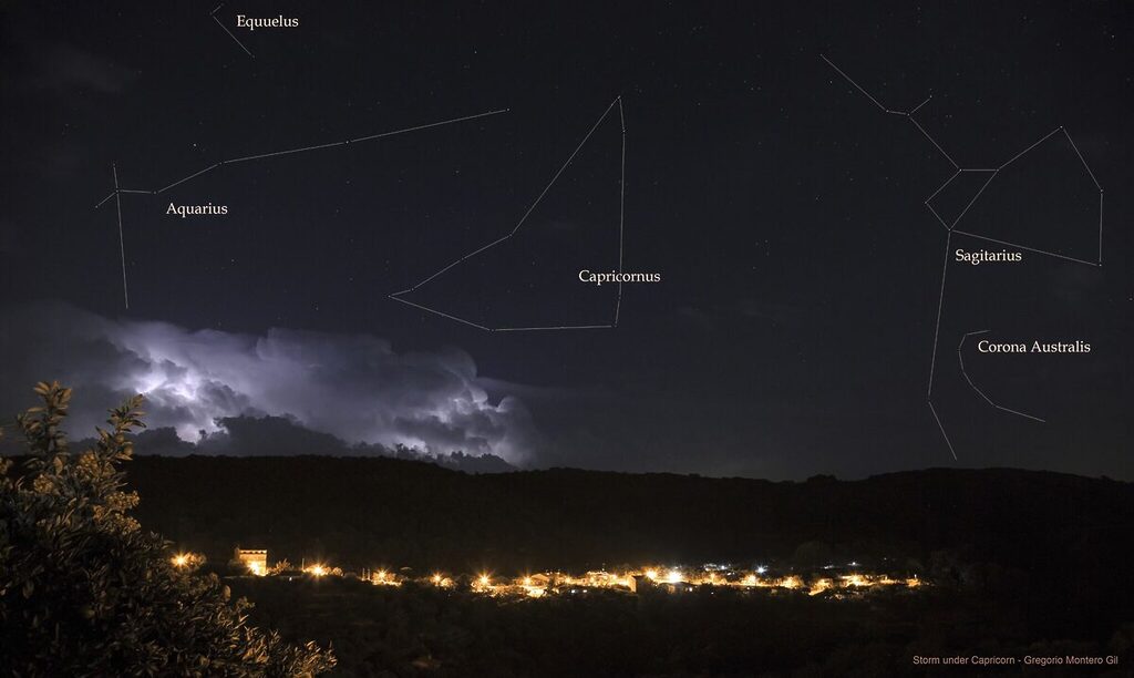 Foto nocturna con constelaciones