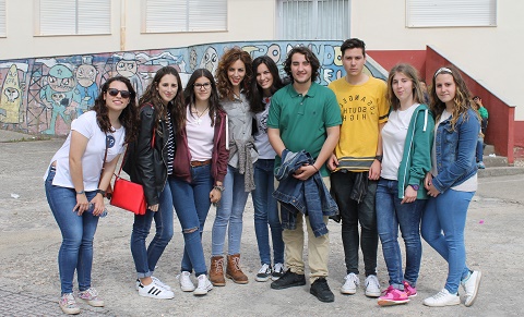 La jefa del Dpto. de Extraescolares y los alumnos de 2º de Bachillerato se encargados de dinamizar las actividades y talleres