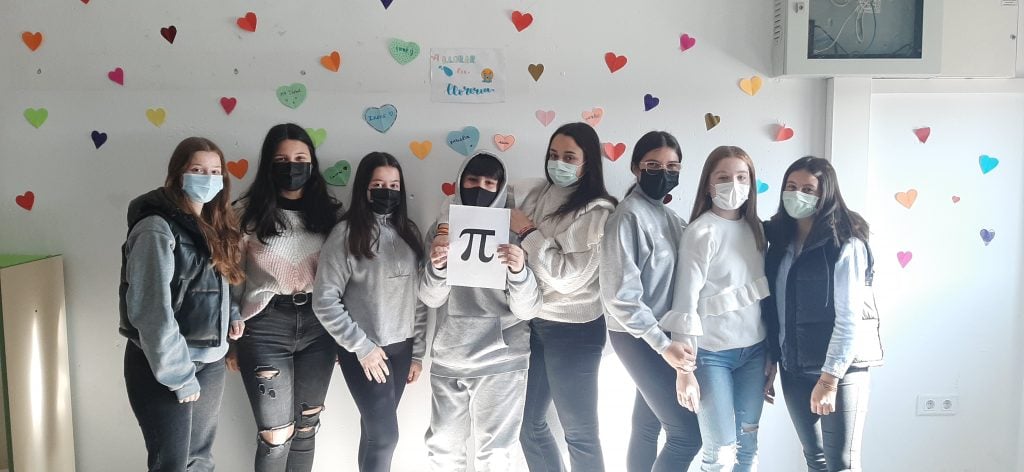 Puede ser una imagen de 8 personas, personas de pie e interior
