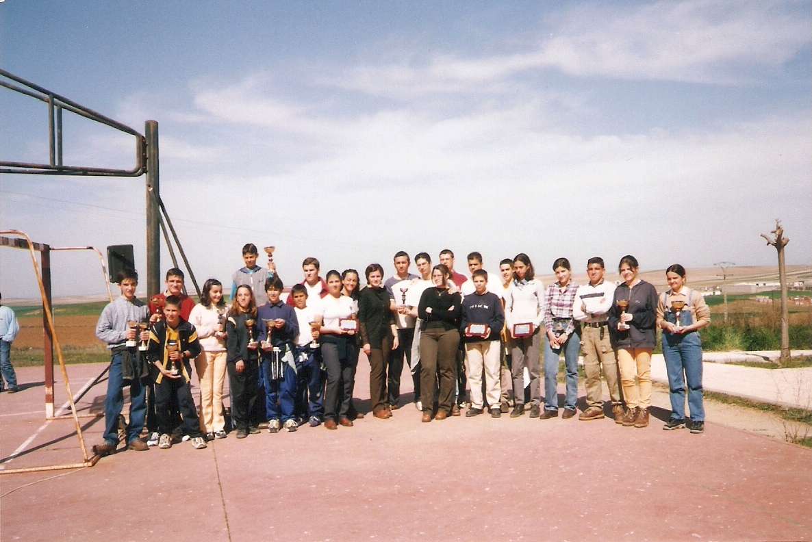 10-03-2000 premiados certamen arte