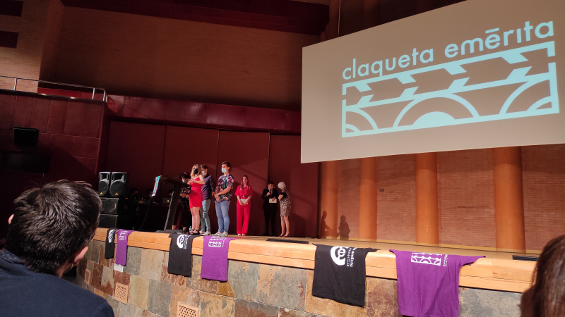 Claqueta Emérita "Tuya" recociendo premio